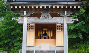 Yakushido (small building housing the Buddha to cure illnesses)