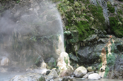 温泉を吹き上げる噴泉塔