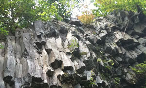 六方石の岩壁と水